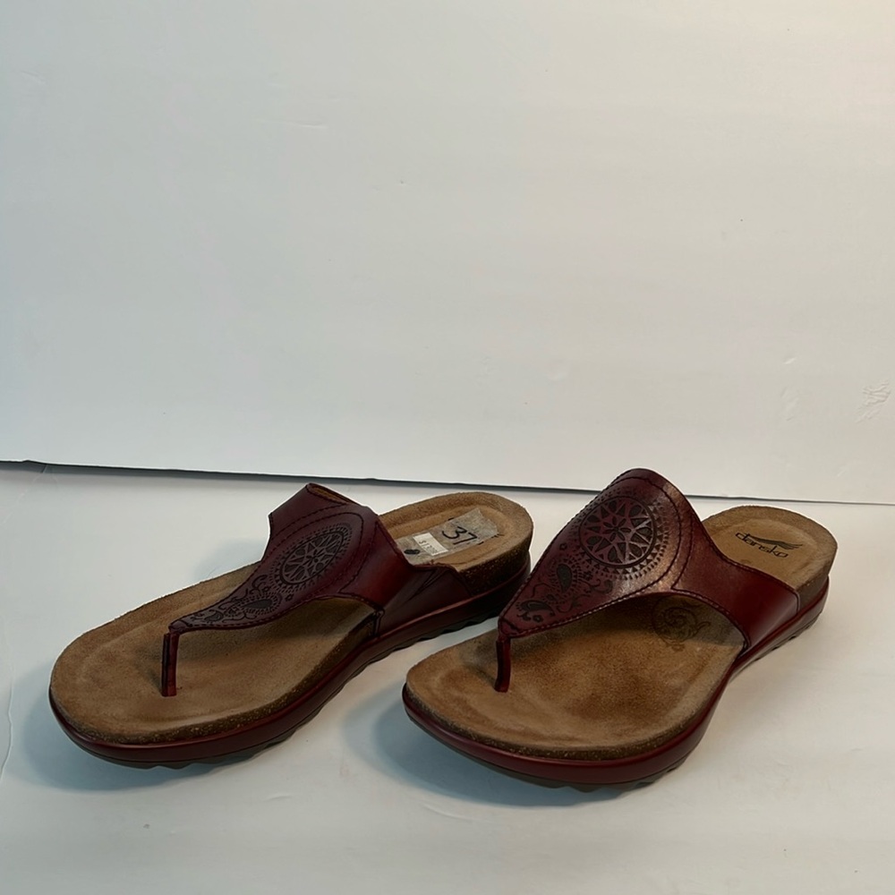 Dansko Women’s Thong Sandals Women’s size (6.5) 37 in Burgandy.